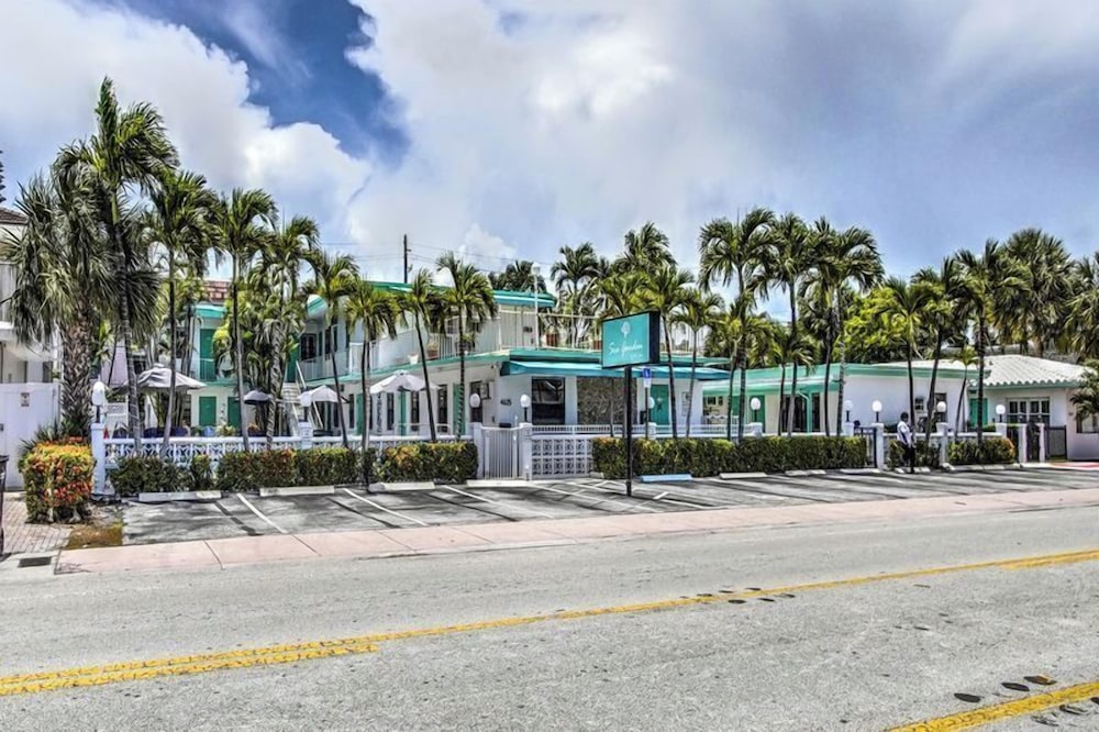 Sea Garden by the Sea in Lauderdale-By-The-Sea, United States