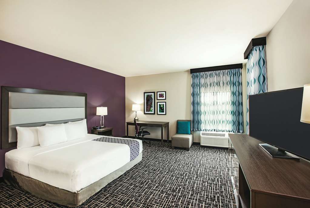 La Quinta Inn & Suites by Wyndham McAllen La Plaza Mall - photo 26