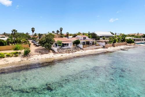 Pixel Paradise Oceanfront Villa with Stunning Views — 4-Star Luxury Hotel in Kralendijk, Bonaire, Sint Eustatius and Saba