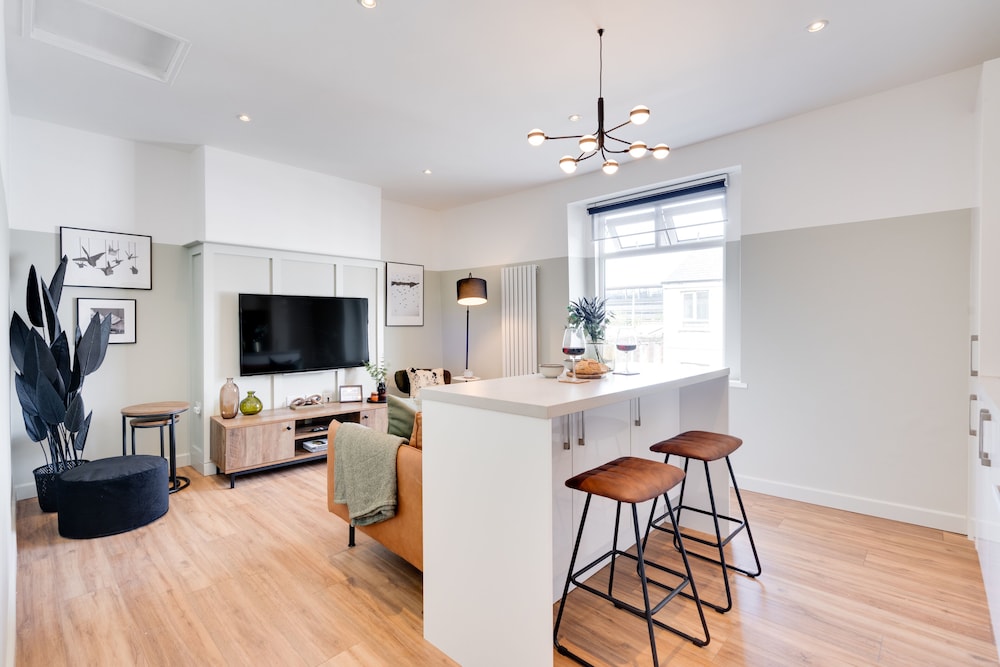 Crescent Apartments — 4-Star Luxury Hotel in Newport, United Kingdom