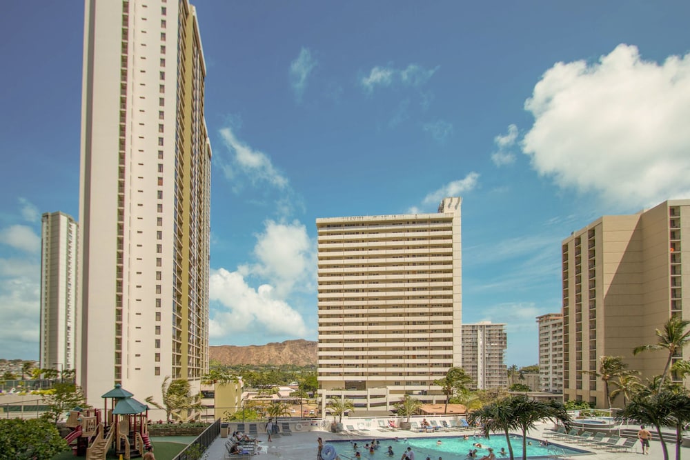 Waikiki Banyan Pool View Tower 1 Suite 707 - photo 17