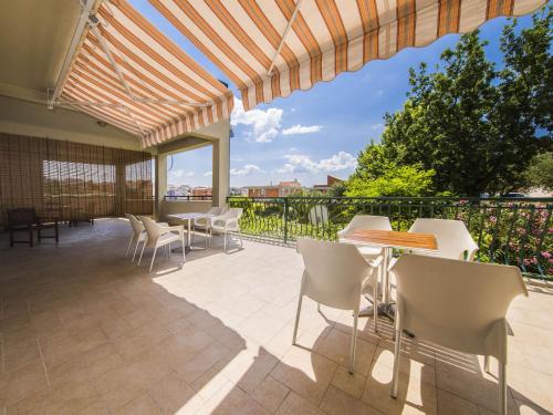 Villa Dvori Vi kovi Seven Bedroom Villa with Swimming Pool — 4-Star Luxury Hotel in Podstrana, Croatia
