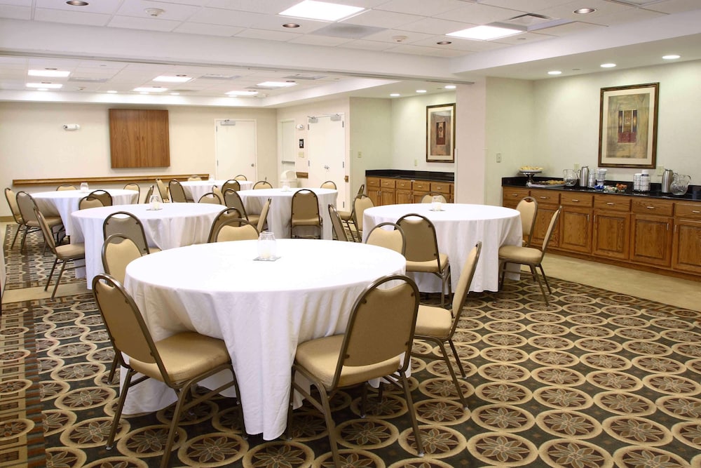 Hampton Inn & Suites Chesapeake Square Mall - photo 32