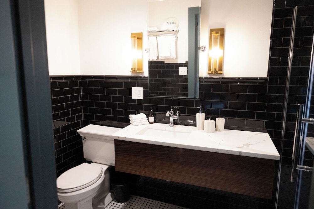 The Gas Lamp Hotel 3BR Suite Edison - photo 15
