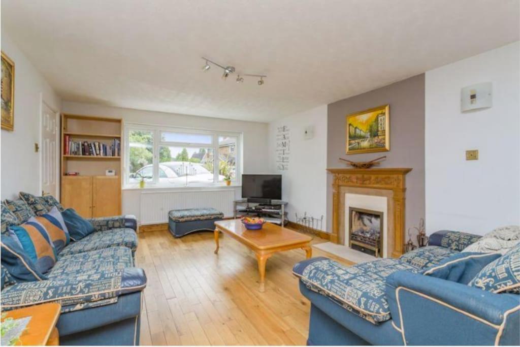 Spacious 5 Bedroom 11 Guest Family House in Horsham — 4-Star Luxury Hotel in Horsham, United Kingdom