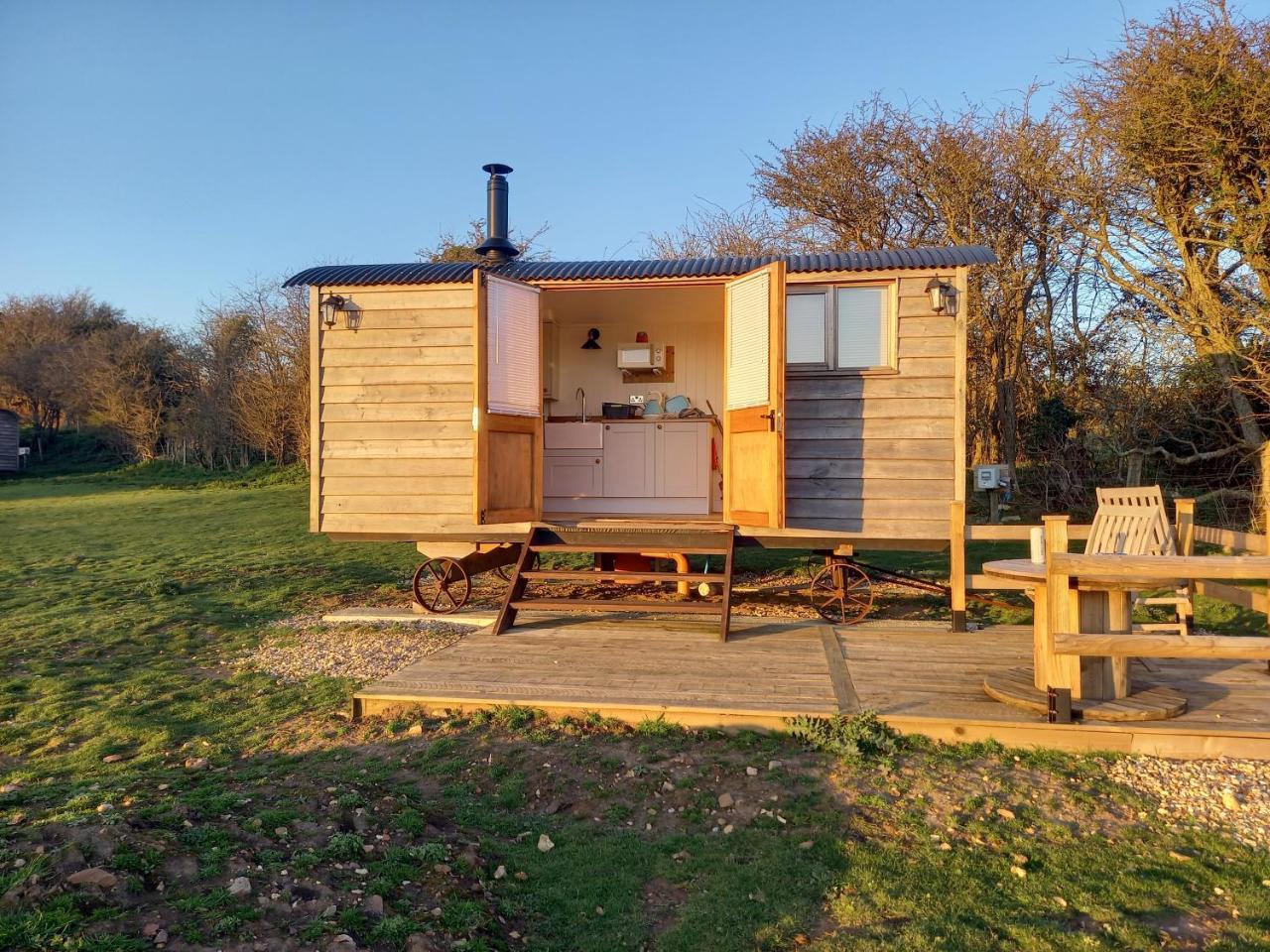 Under the Stars Shepherds Huts at Harbors Lake — Newchurch — photo 2