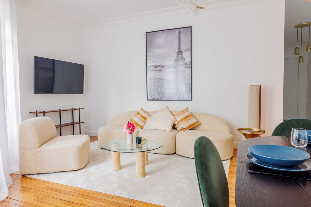 Charming Apartment 2br 4p Beaugrenelle — 4-Star Luxury Hotel in Paris, France