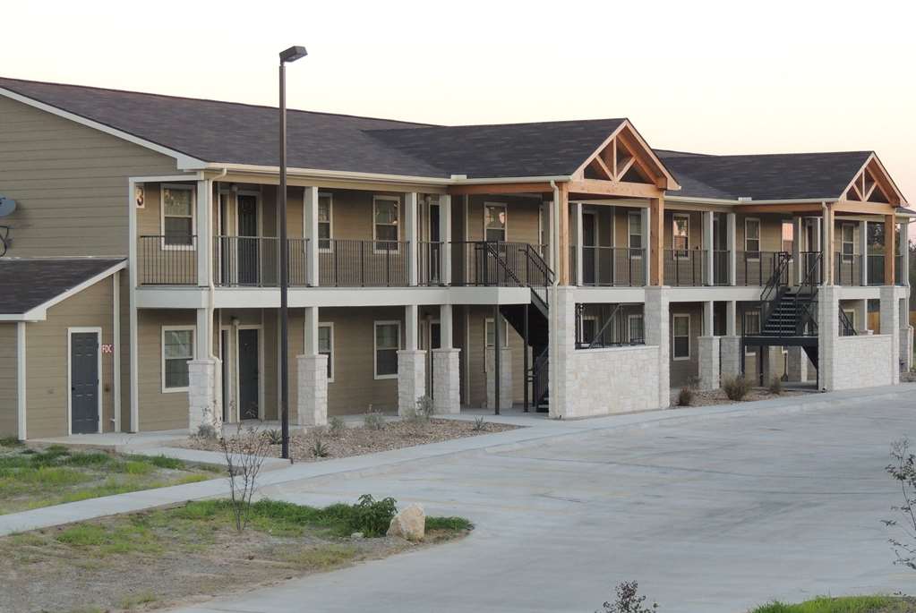 Eagle's Den Suites Kenedy a Travelodge by Wyndham - photo 3