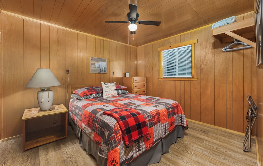 Bear Paw Lodge & Vacation Homes - photo 10