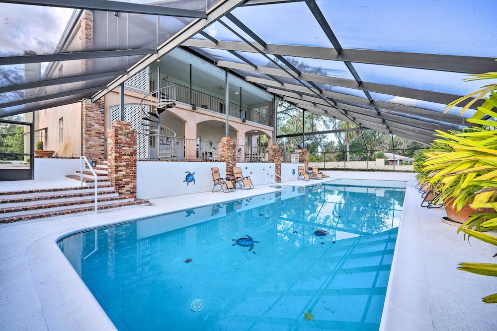 Lanai & Pool: Elegant Villa in Winter Haven — 4-Star Luxury Hotel in Winter Haven, United States