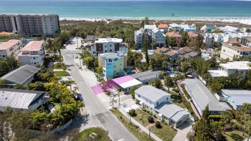 100 Steps to beach access 5 minute walk to the Village Private Porch — 4-Star Luxury Hotel in Siesta Key, United States
