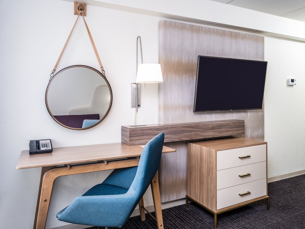 Crowne Plaza Milwaukee Airport by IHG - photo 17