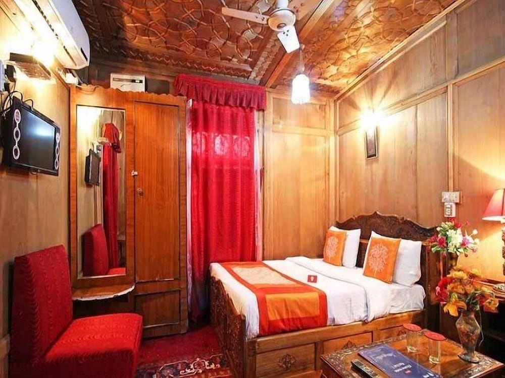 Calm Holiday Inn in Srinagar, India