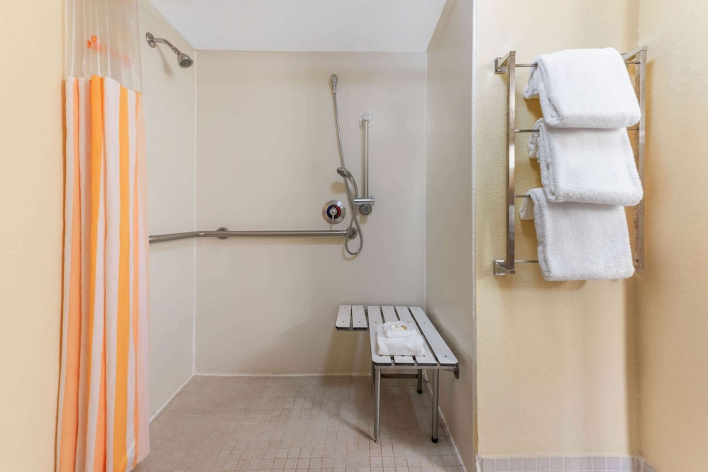 La Quinta by Wyndham Fort Lauderdale Pompano Beach - photo 19