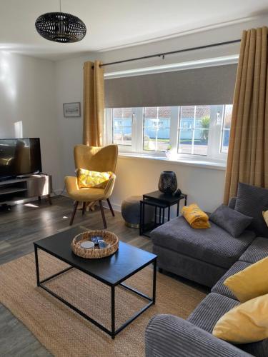 44 Gower holiday village Ty Gŵyr Cosy 2 bedroom Chalet with a seasonal indoor pool — 4-Star Luxury Hotel in Swansea, United Kingdom