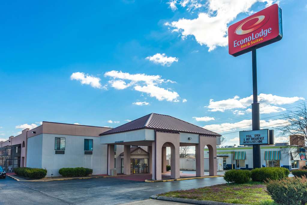 Econo Lodge & Suites Clarksville near Governors Square Mall in Clarksville, United States