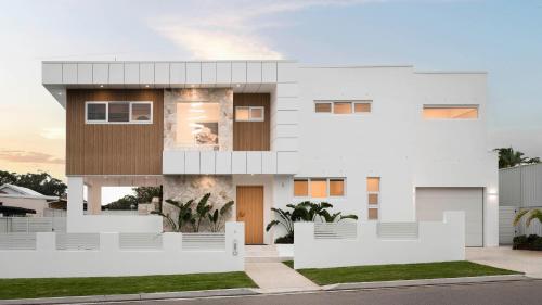 The Bay Haven with Heated Pool and walk to beach in Nelson Bay, Australia