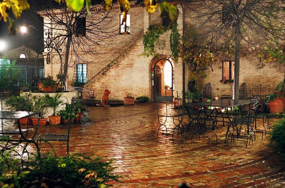 Le Case Resort - carbon neutral hotel in Macerata