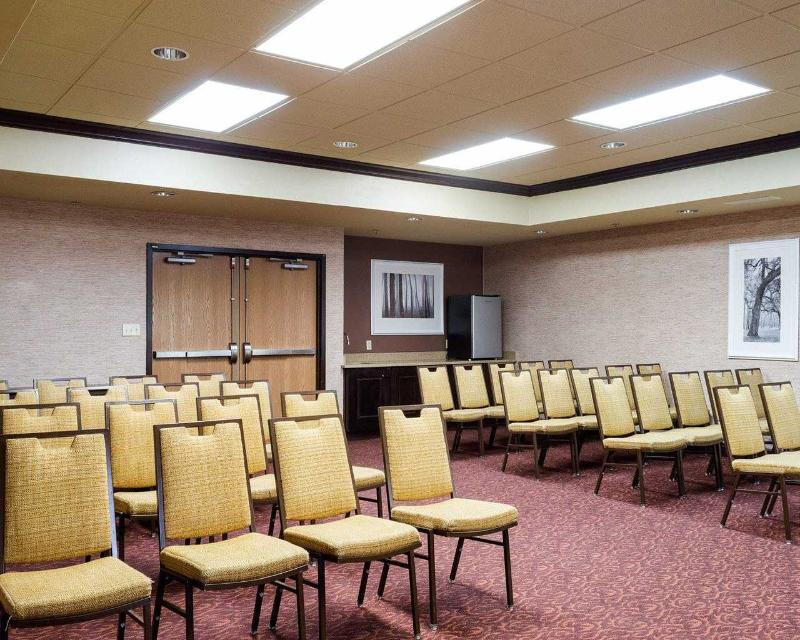 Russell Inn and Suites - photo 27
