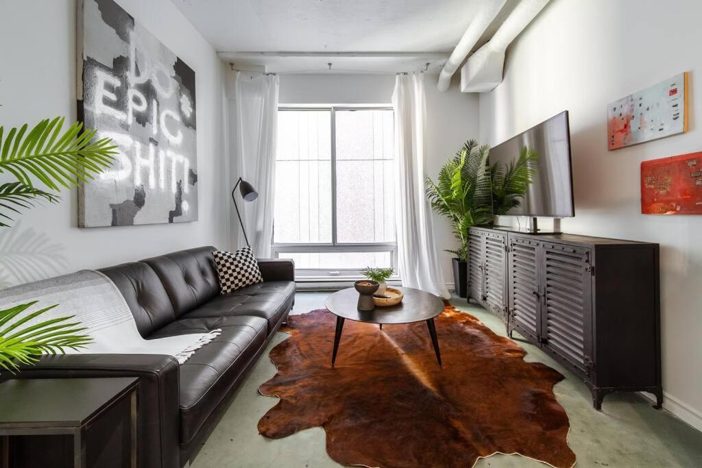 Chic & Cozy Loft near Rogers Place LRT Jasper Ave — 4-Star Luxury Hotel in Edmonton, Canada