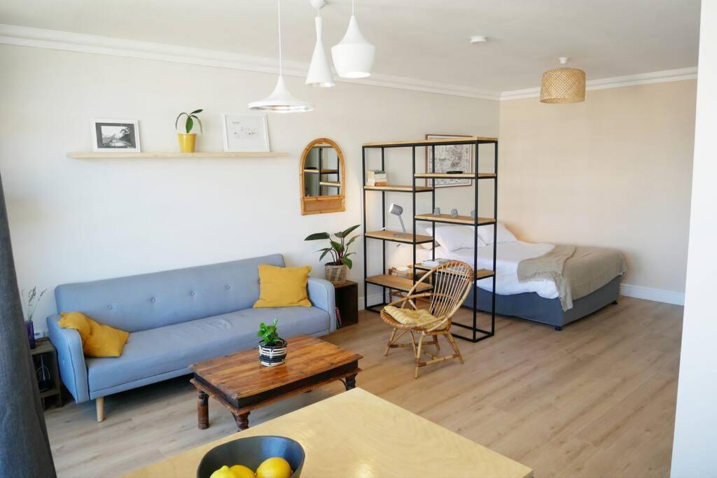 Stylish studio with swimming pool in the city bowl
