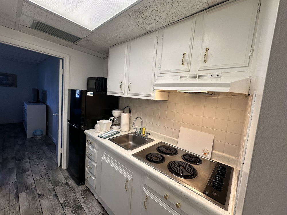 Malibu Resort Motel - photo 18