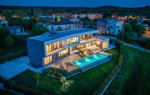 Villa Lumi with private pool sauna outdoor jacuzzi fitness room table tennis — 4-Star Luxury Hotel in Porec, Croatia