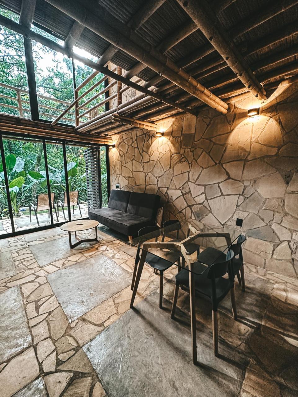 Cabaña de piedra y bambú en la selva in Palenque, Mexico