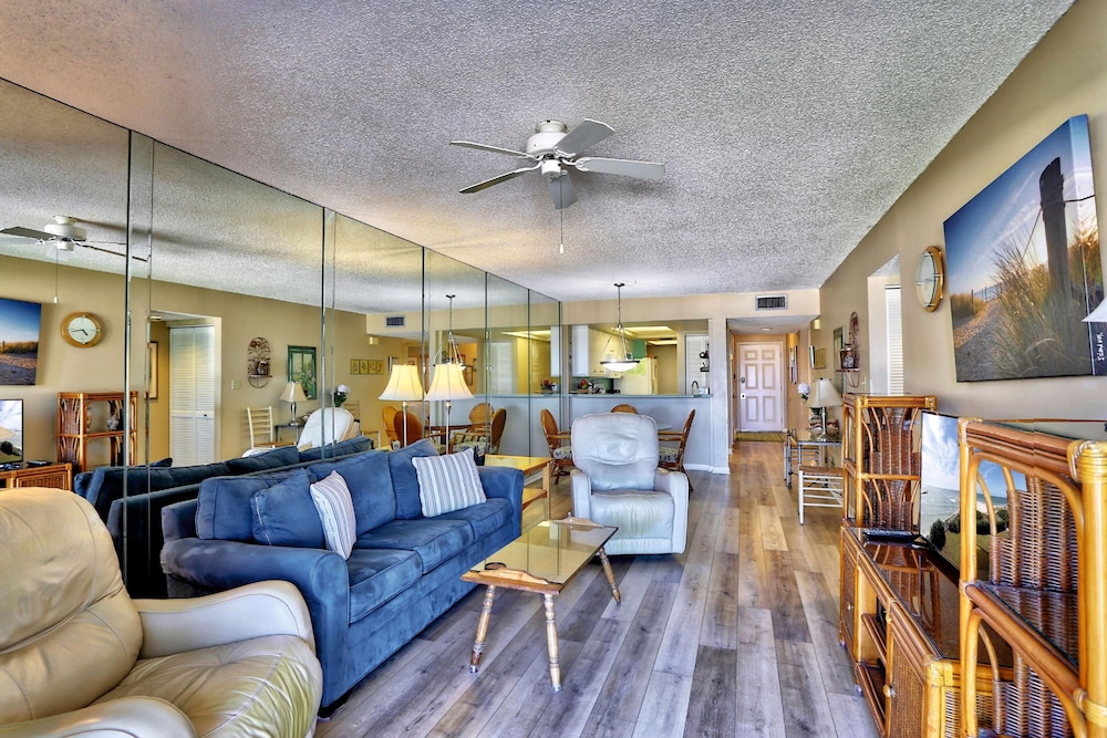Land's End 7 204 Beach Front — 4-Star Luxury Hotel in Saint Pete Beach, United States