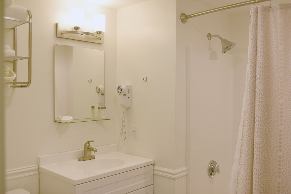 Sandwich Inn and Suites - photo 13
