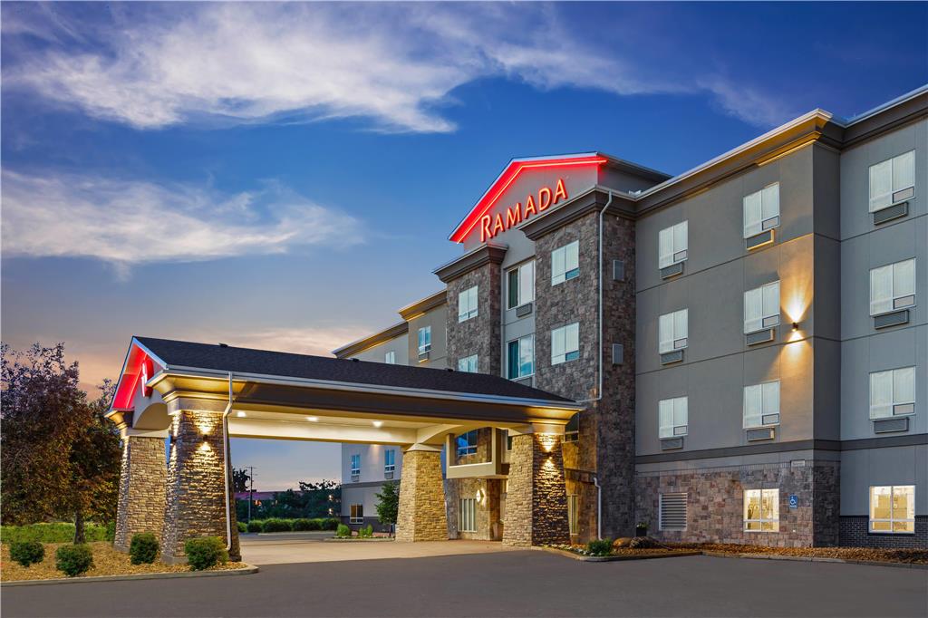 Ramada by Wyndham Drumheller Hotel & Suites — Three Hills — photo 3
