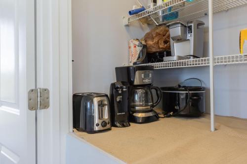 Kiki Hut by Oak Island Accommodations - photo 26