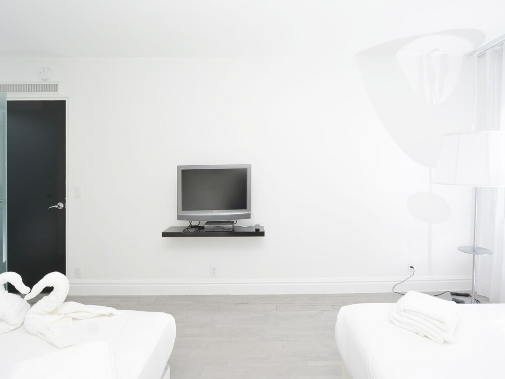 Suite 1100 West Av in a 5 Hotel Pool With DJ #401 - photo 17