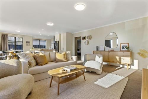 Panoramic Mountain Views Walk to Lake & Town 3BR Family Home Near Ski Fields — 4-Star Luxury Hotel in Wanaka, New Zealand