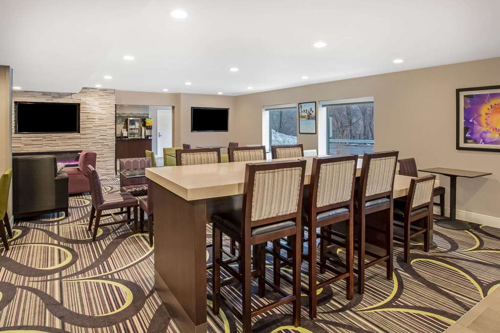 La Quinta Inn & Suites by Wyndham Hartford Bradley Airport - photo 44