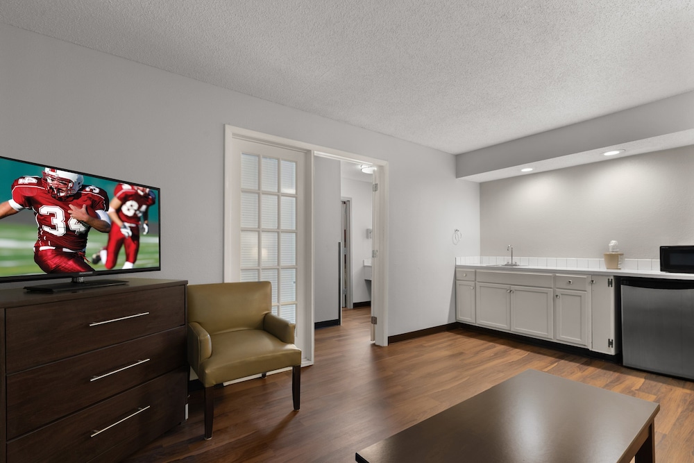 Red Roof Inn & Suites Savannah Airport - photo 13