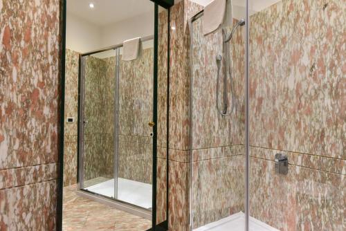 Elegant & Cozy Apartment in the heart of Rome — 4-Star Luxury Hotel in Rome, Italy