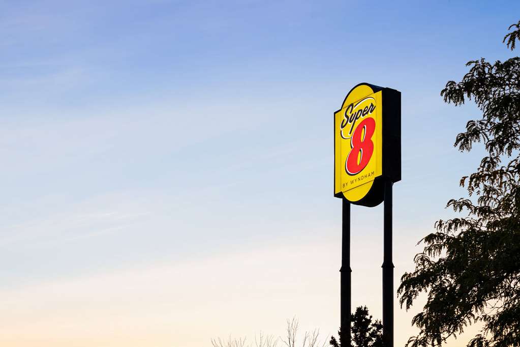 Super 8 by Wyndham Germantown Milwaukee - photo 4