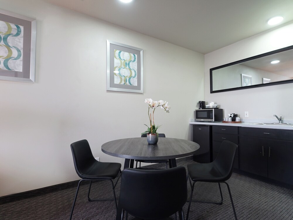 BayVue Hotel Resort and Suites - photo 25