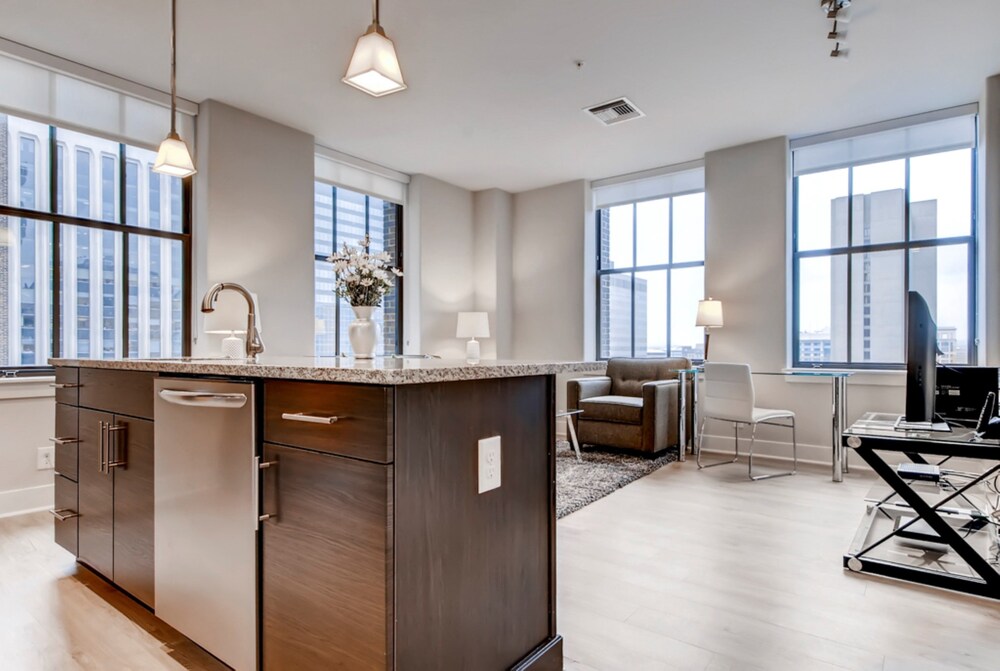 Global Luxury Suites At Light Street - photo 6