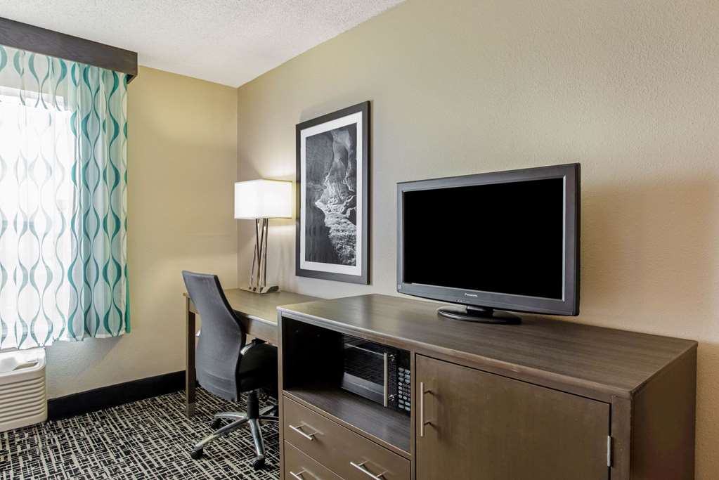 La Quinta Inn & Suites by Wyndham Hopkinsville - photo 18