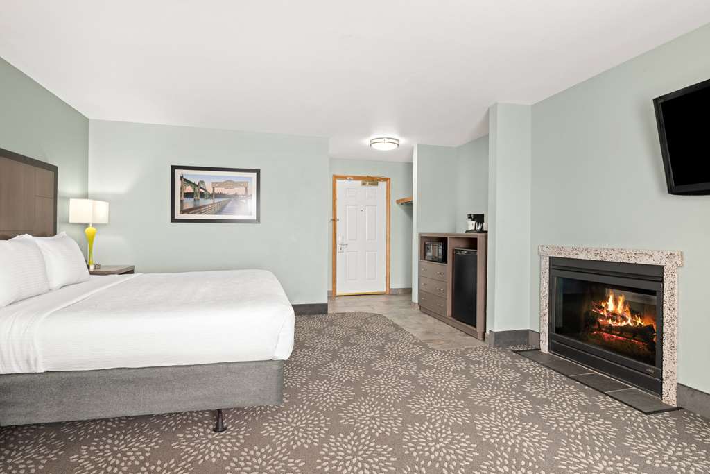 La Quinta Inn & Suites by Wyndham Newport - photo 40