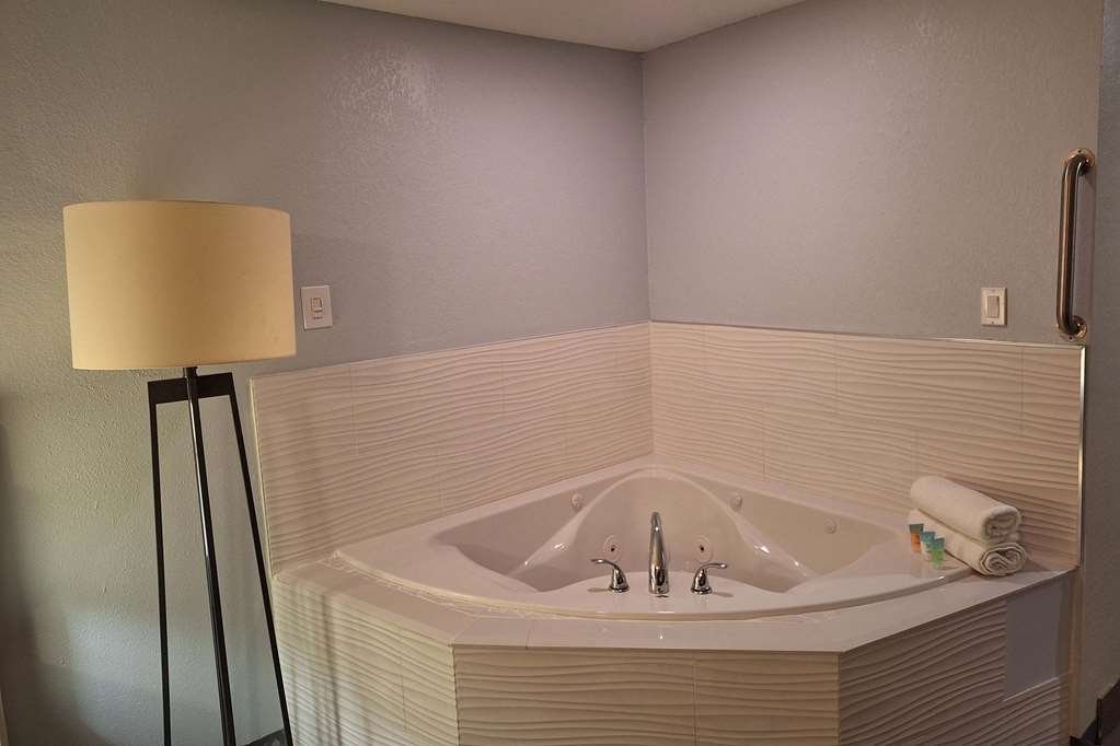 Travelodge by Wyndham Indianapolis Speedway - photo 12