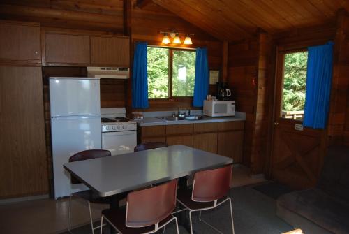 La Conner Camping Resort Wheelchair Accessible Cabin 16 - photo 6