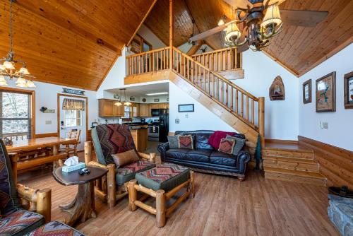 Ridgetop Lakeview Retreat 4 Bedroom Cabin with Private Deck Overlooking Lake Nantahala — 4-Star Luxury Hotel in Topton, United States
