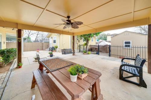 Chic San Antonio Cottage 5 Miles to Downtown — 4-Star Luxury Hotel in San Antonio, United States