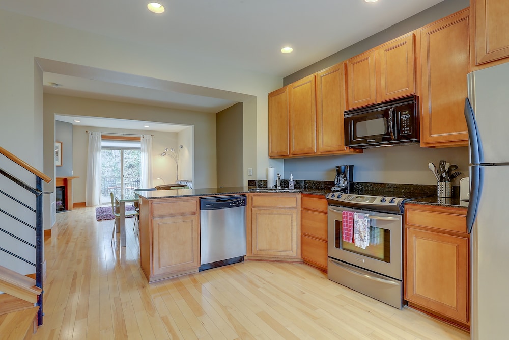 Spacious B2 Townhome with Fireplace and BBQ on the Deck by RedAwning - photo 10