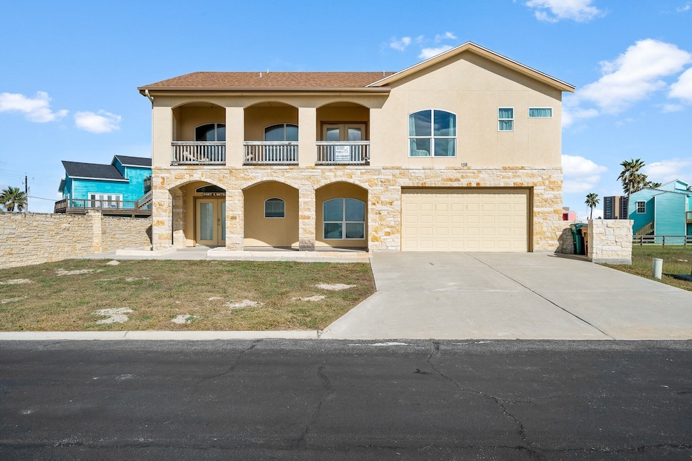 Huge Vacation Home Community Boardwalk to the Beach — 4-Star Luxury Hotel in Port Aransas, United States