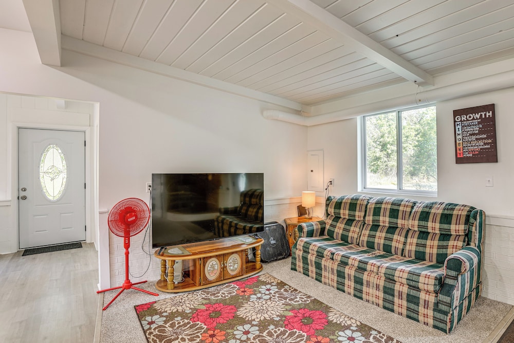 Pet friendly Retreat: Over 3 Acres in Baldwin — hotel in Baldwin
