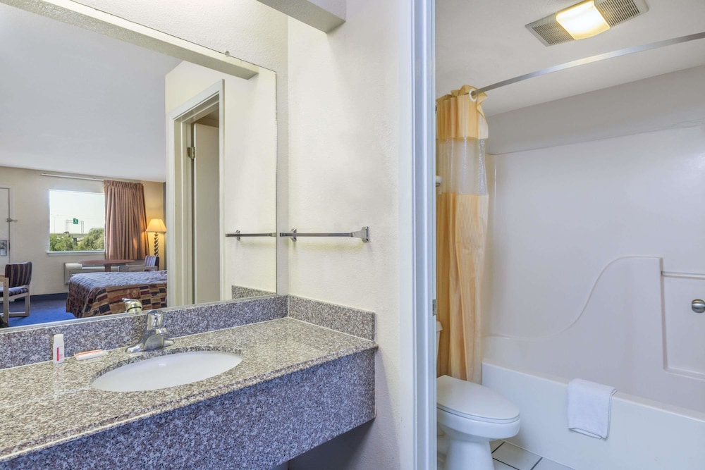 Days Inn by Wyndham San Antonio - photo 19